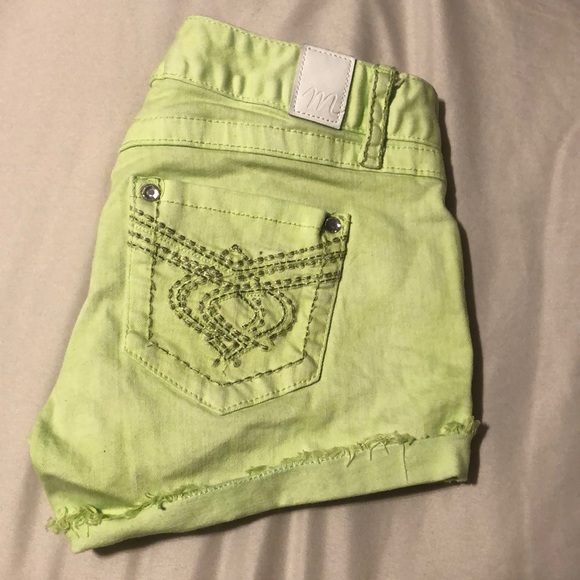 Maurice’s Lime Shorts - Picture 2 of 3